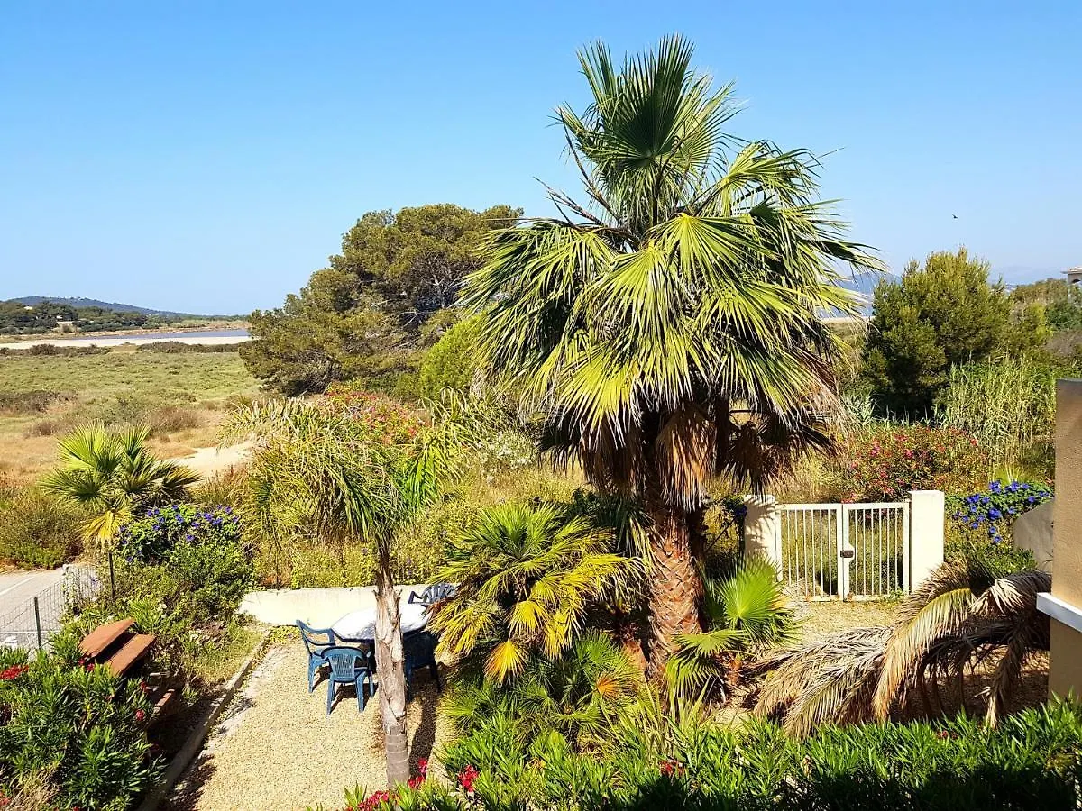 studio 25M2 avec 1 canapé convertible grand confort pour 2 personnes presqu'île des Giens Hyères