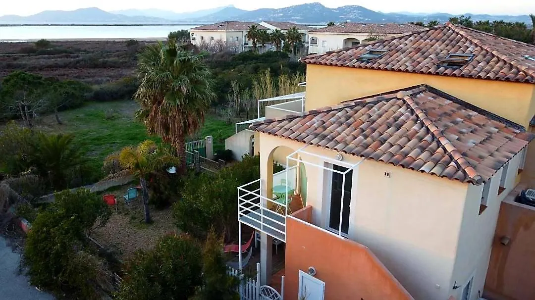 studio 25M2 avec 1 canapé convertible grand confort pour 2 personnes presqu'île des Giens Hyères France